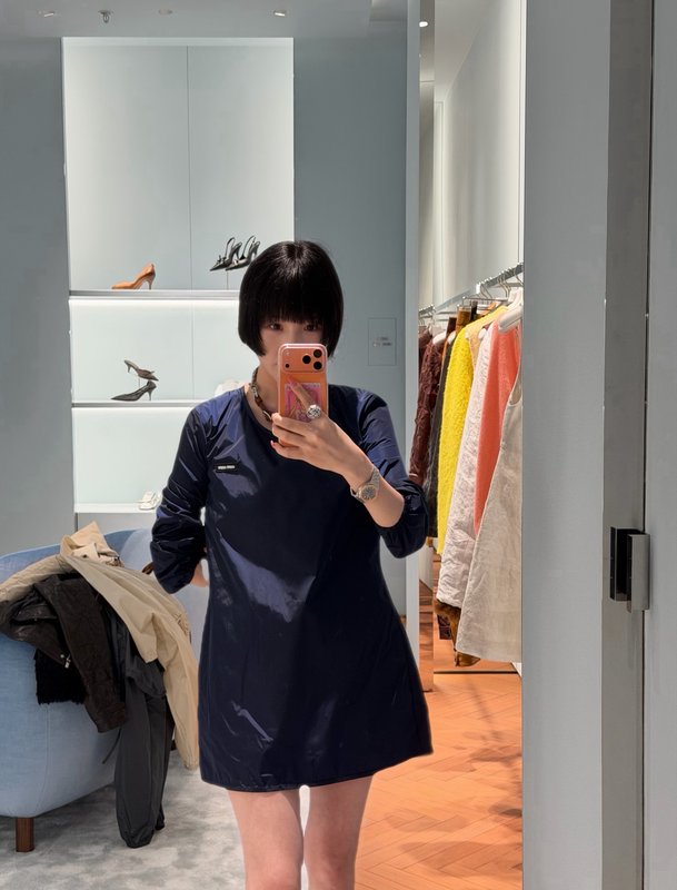 미우미우 여름 광택 롱슬리브 원피스 001-182845