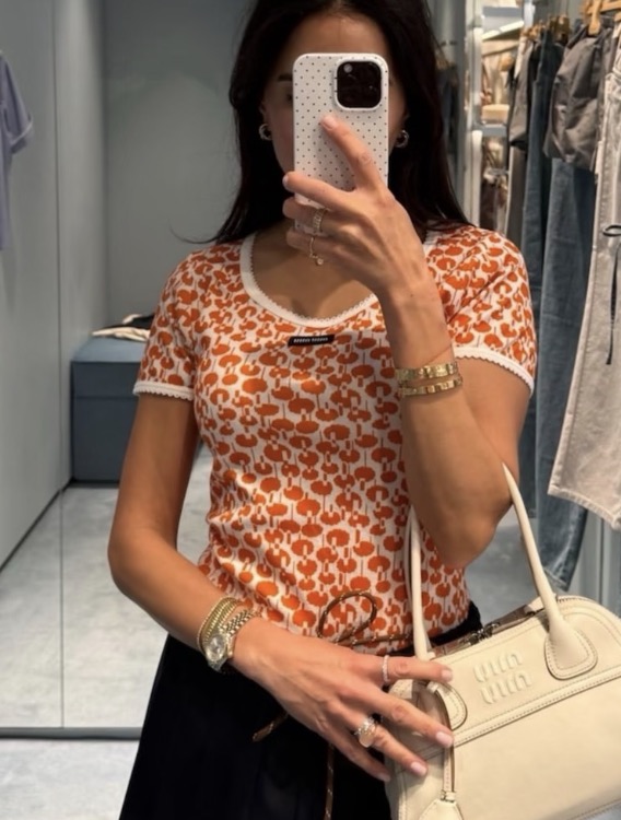 미우미우 오렌지 톤 풀 프린트 레이스 트림 반팔 티셔츠 001-182889