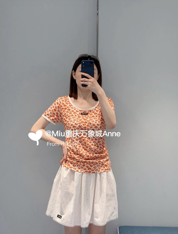 미우미우 오렌지 톤 풀 프린트 레이스 트림 반팔 티셔츠 001-182889