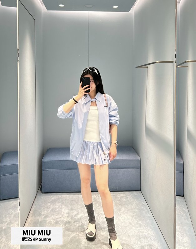 미우미우 스타일 화이트 블루 스플라이스 튜브톱 플리츠 001-182907