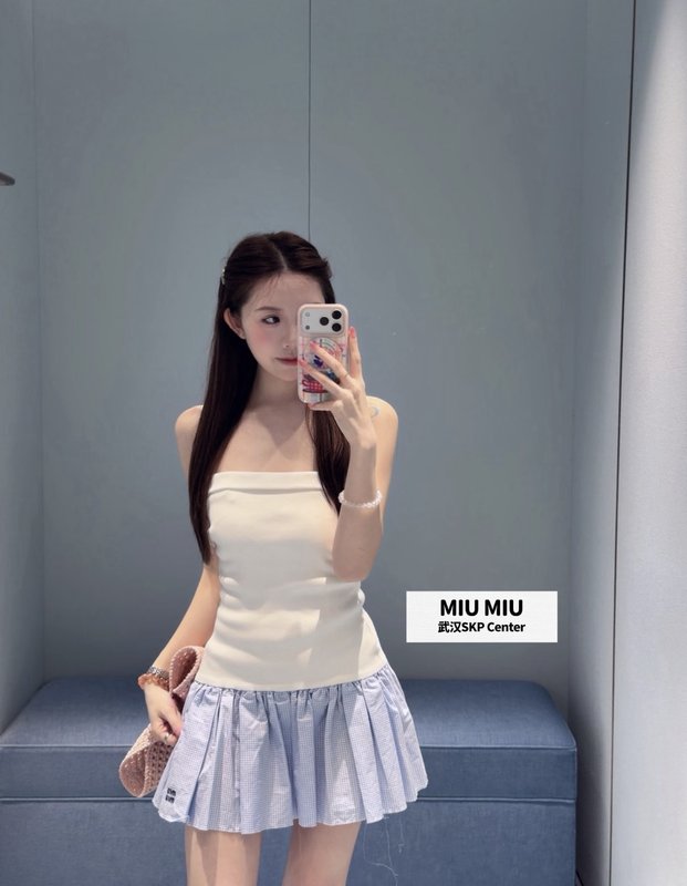 미우미우 스타일 화이트 블루 스플라이스 튜브톱 플리츠 001-182907