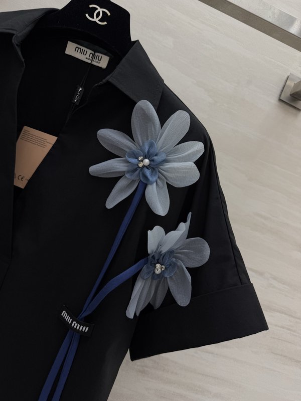 미우미우 스타일 블루 입체 꽃 진주 셔츠 001-182932