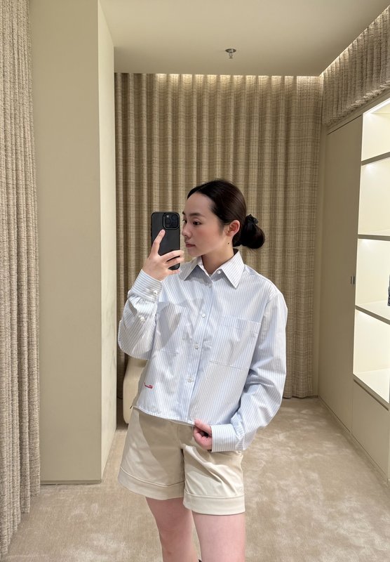 블루 화이트 스트라이프 숏 기장 자수 셔츠 001-182990