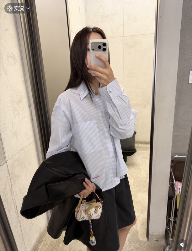 블루 화이트 스트라이프 숏 기장 자수 셔츠 001-182990