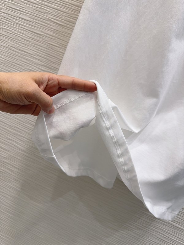 루이비통 여성 화이트 포켓 반팔 티셔츠 001-183355
