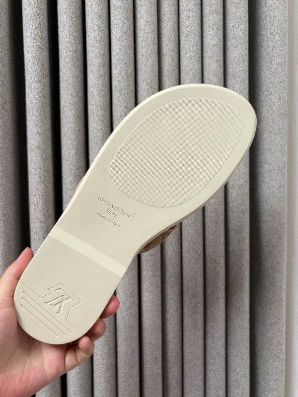 LV 남성 엠보싱 슬리퍼 여름 필수 001-185354