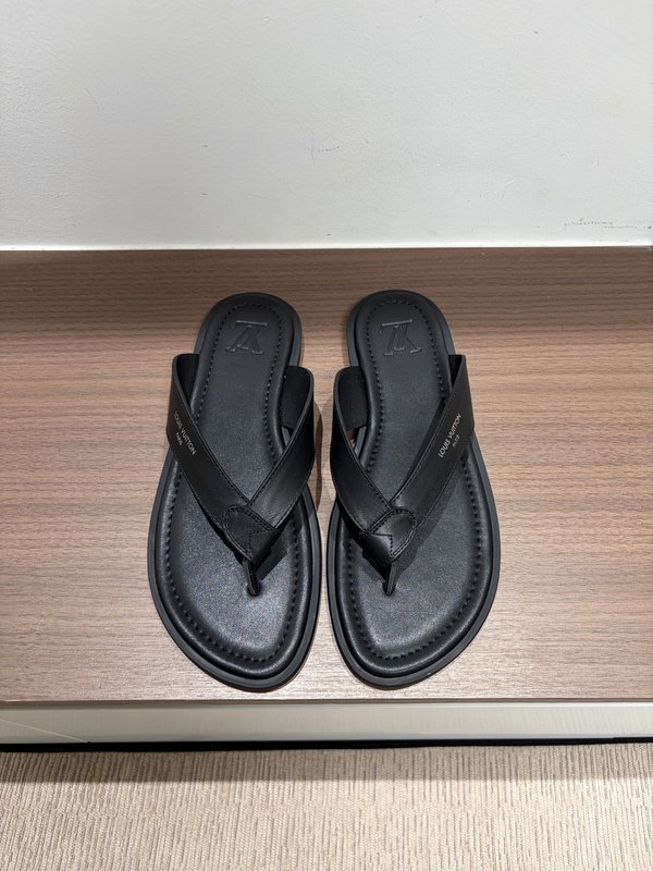 LV 남성 클래식 L 엠보스 가죽 슬리퍼 001-185363