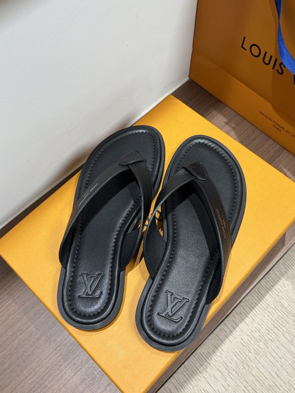 LV 남성 클래식 L 엠보스 가죽 슬리퍼 001-185363