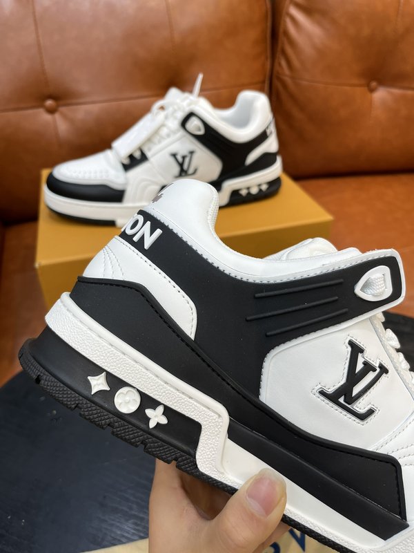 LV Aw22 트레이너 그레인 가죽 스니커즈 001-185882