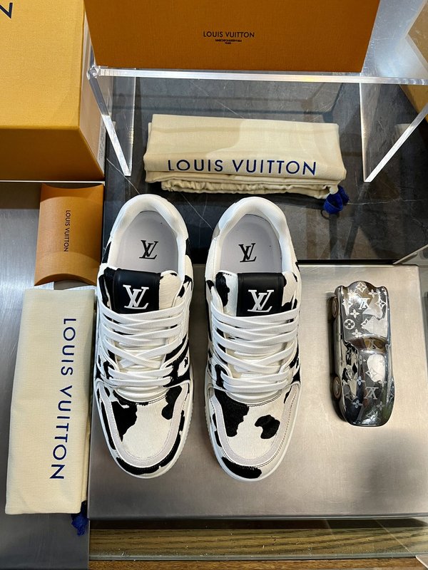 LV 트레이너 스니커즈 카우 프린트 001-185885