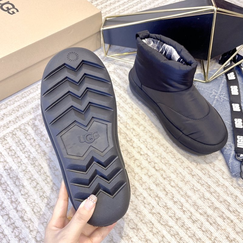 UGG F22 클래식 맥시 숏 부츠 001-185967