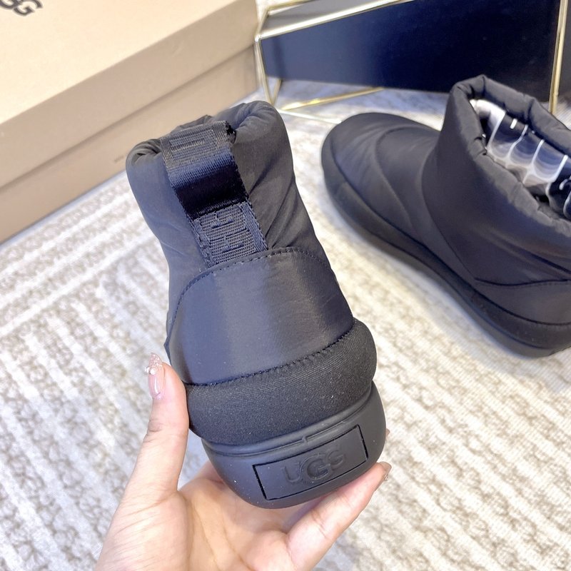UGG F22 클래식 맥시 숏 부츠 001-185967