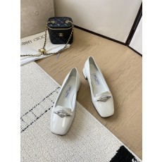 Jimmy Choo 양가죽 플라워 장식 뾰족코 플랫 슈 001-188106