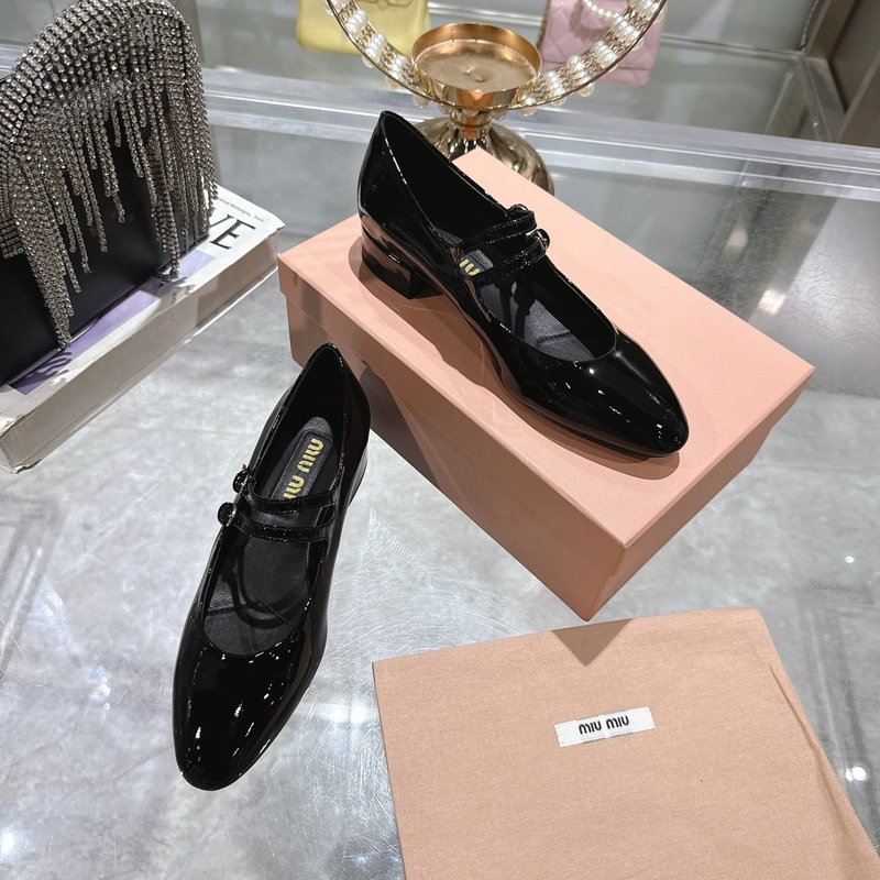 미우미우 굽 둥근 발가락 메리진 진주 버클 구두 001-188357