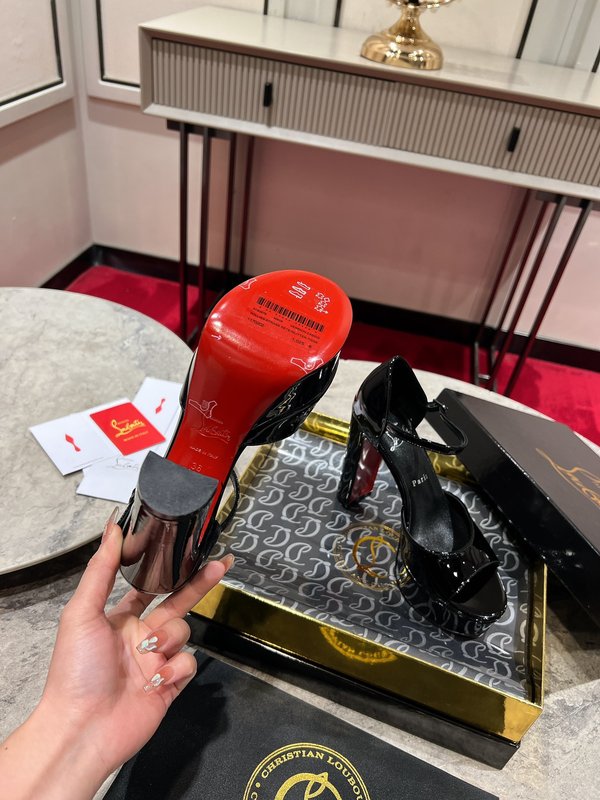 크리스찬 루부탱 블랙 에나멜 스트랩 하이힐 샌들 001-188957