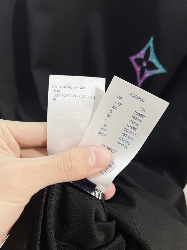 루이비통 그라데이션 골드 로고 라운드넥 반팔 티셔츠 001-190328
