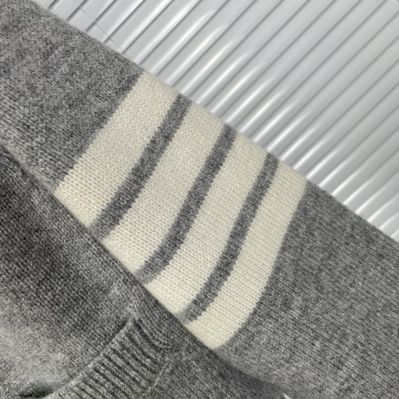 톰브라운 25SS 순모 V 넥 숏 카디건 001-190828