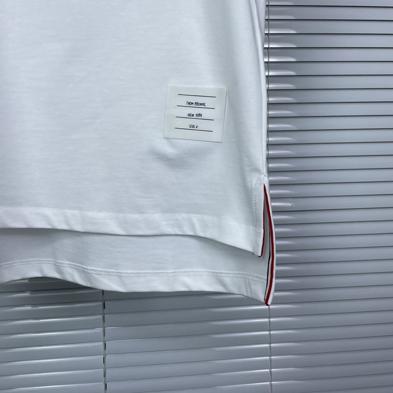 톰브라운 뱀 자수 라운드 넥 티셔츠 001-190871