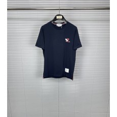톰브라운 TB 슬레지독 자수 면 반팔 티셔츠 001-190986