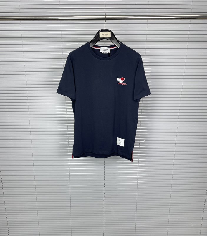 톰브라운 TB 슬레지독 자수 면 반팔 티셔츠 001-190986