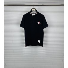 톰브라운 슬레지독 자수 순면 라운드넥 반팔 티셔츠 001-190988