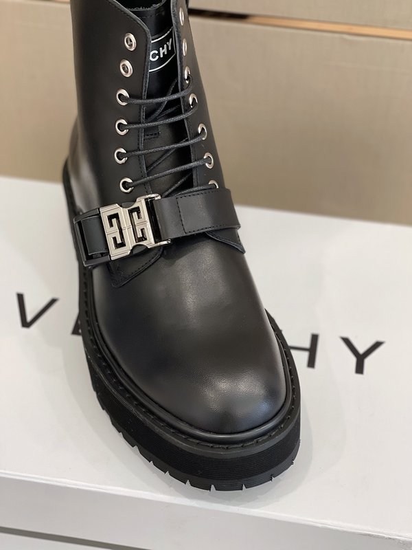 Givenchy GVC 라운드 토 레이스업 부츠 001-191867