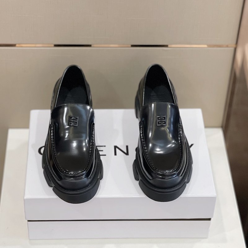 Givenchy 테라 남성 브러쉬드 레더 로퍼 001-191936