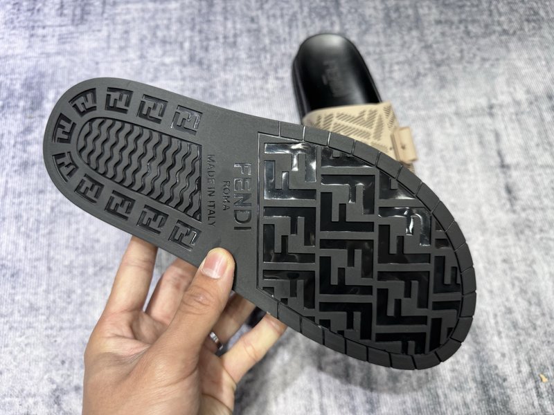 페디 FENDI 클래식 로고 슬리퍼 001-193454