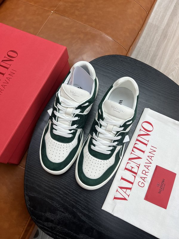 발렌티노 가라바니 원 스터드 로우탑 스웨드 스니커즈 001-193749