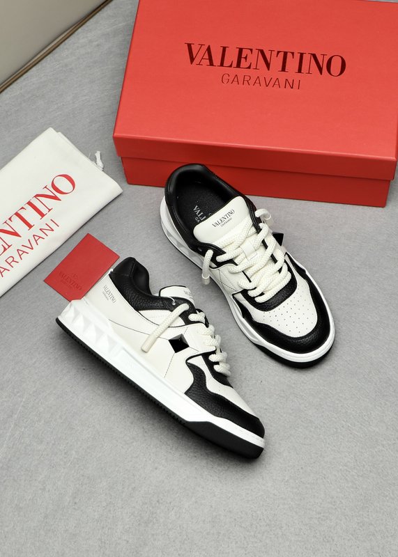 발렌티노 가라바니 P600 로우톱 스터드 스니커즈 001-193782
