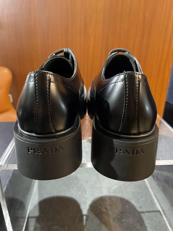 PRADA 광택 가죽 로퍼 001-195714