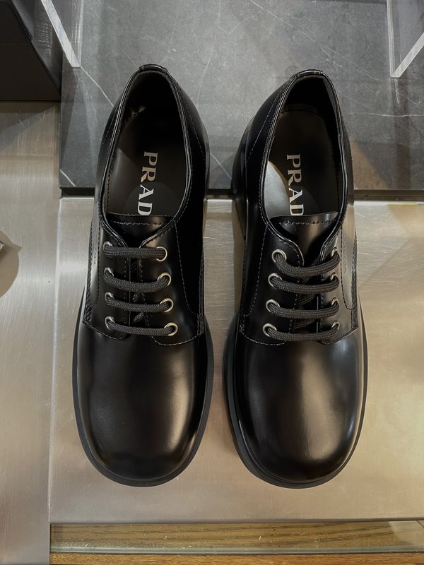 PRADA 광택 가죽 로퍼 001-195714