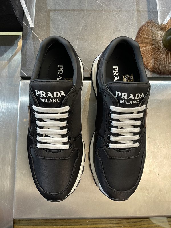 프라다 Prax 01 재생 나일론 운동화 001-195730