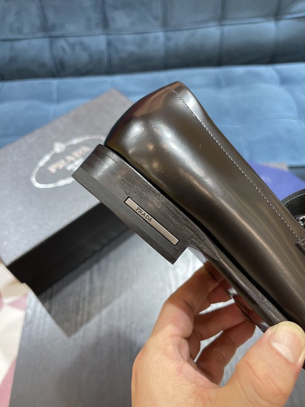 프라다 매트 송아지 가죽 로퍼 001-195799