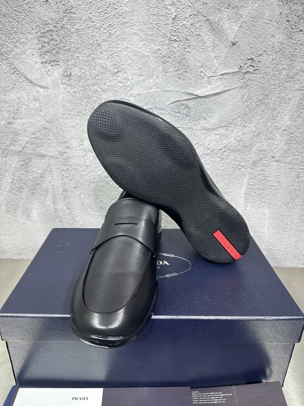 PRADA 프라다 광택 라운드 토 로퍼 슈즈 001-196121