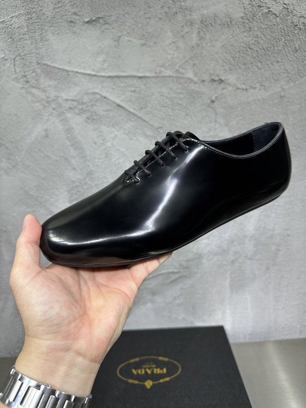 PRADA 레트로 남성 광택 가죽 뮬 슬리퍼 001-196127