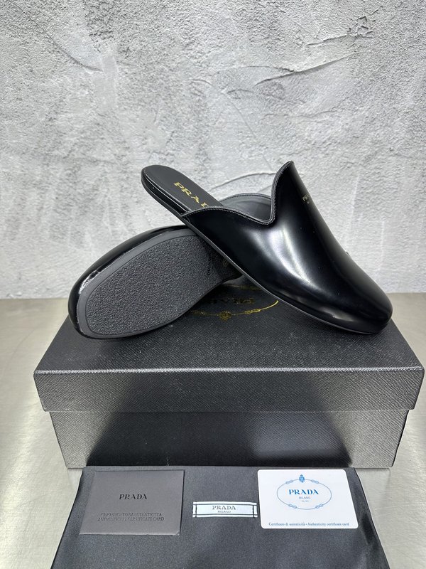 PRADA 레트로 남성 광택 가죽 뮬 슬리퍼 001-196129
