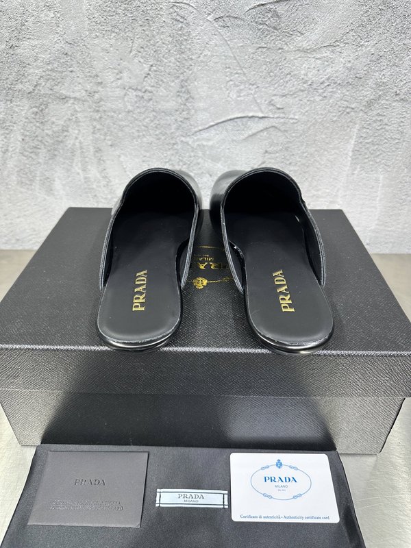 PRADA 레트로 남성 광택 가죽 뮬 슬리퍼 001-196129