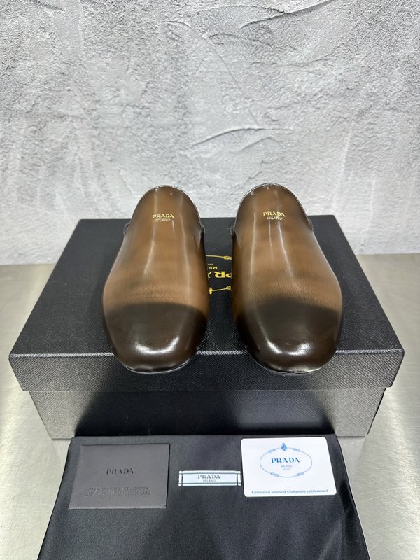 PRADA 빈티지 남성 광택 가죽 뮬 슬리퍼 001-196130