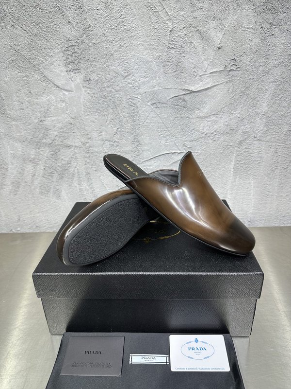 PRADA 빈티지 남성 광택 가죽 뮬 슬리퍼 001-196130
