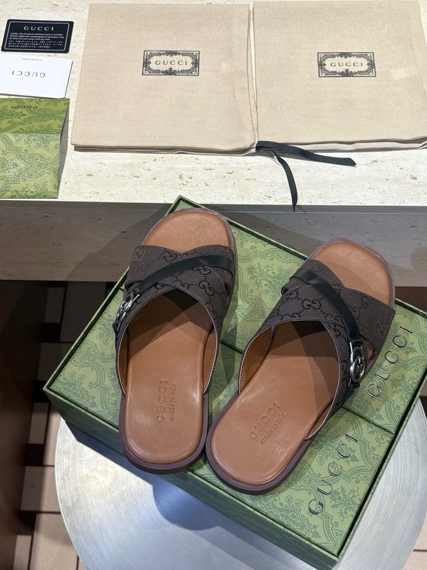 GUCCI 남성 교차 인터록 샌들 001-196584