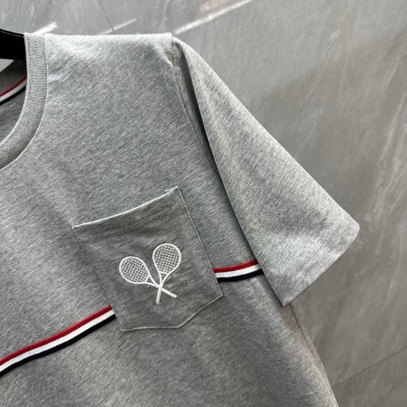 Thom Browne 테니스 라켓 자수 라운드넥 반팔티 001-197534