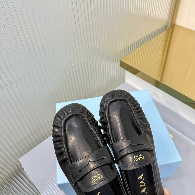 프라다 트라이앵글 로고 뮬 로퍼 001-201242