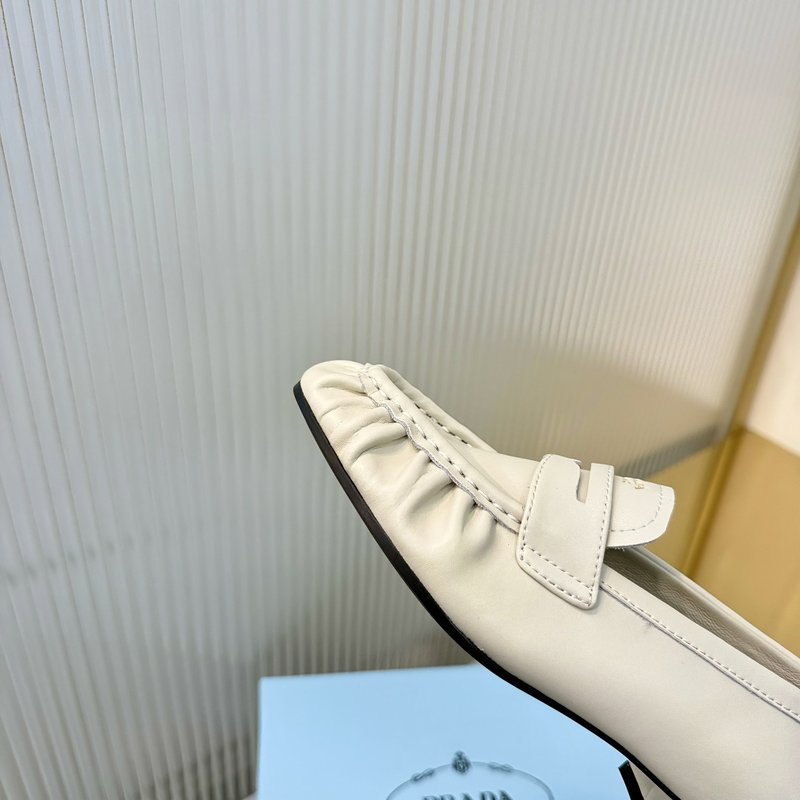 프라다 트라이앵글 로고 뮬 로퍼 001-201243