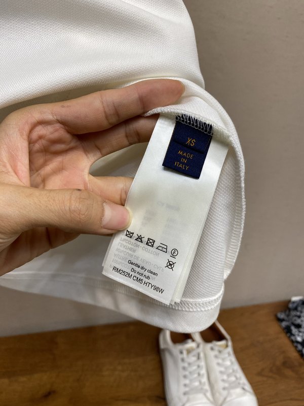 루이비통 남성 체스트 퀼팅 포켓 라운드넥 반팔 티셔츠 001-202532