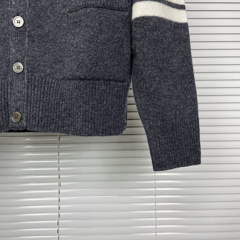톰브라운 순모 V 넥 라글란 숏 기장 카디건 001-203223