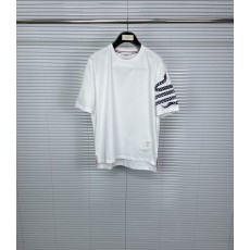 톰브라운 뱀 자수 라운드 넥 티셔츠 001-203279