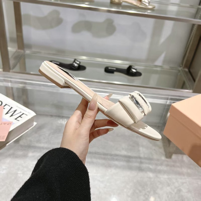 미우미우 봄여름 신상 다이아몬드 원스트랩 슬리퍼 001-205981