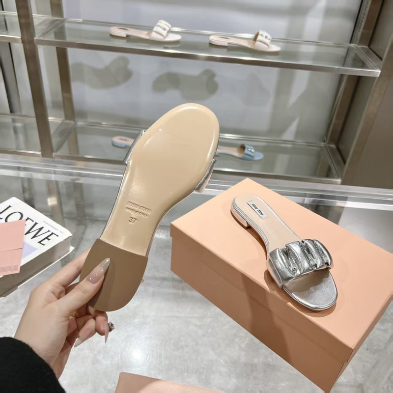 미우미우 봄여름 신상 다이아몬드 원스트랩 샌들 001-205983
