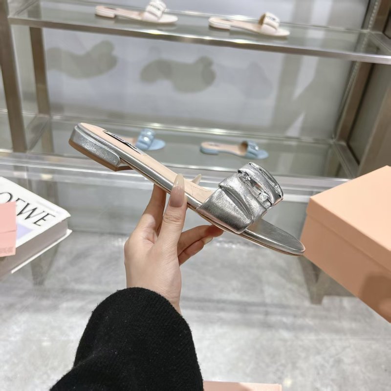 미우미우 봄여름 신상 다이아몬드 원스트랩 샌들 001-205983